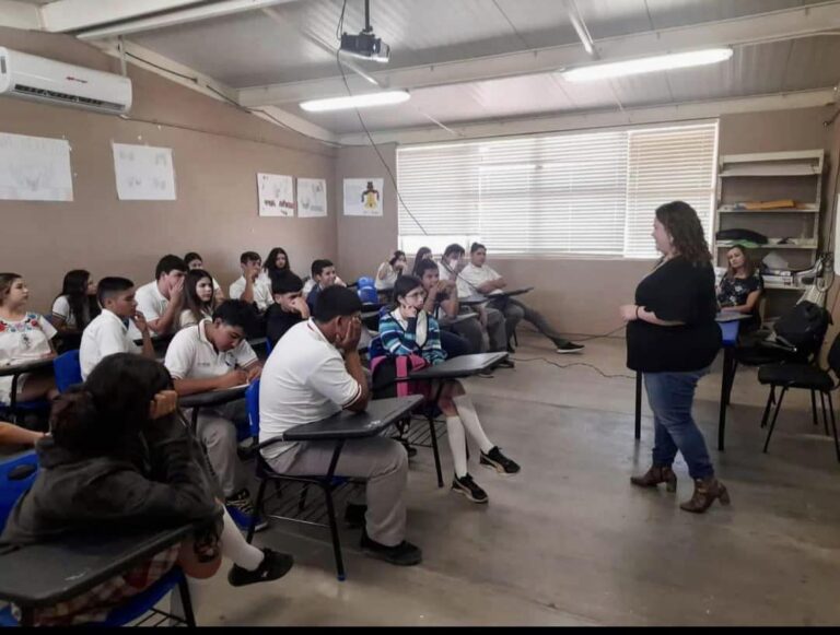 PLATICA CON ESTUDIANTES DE LA REGION