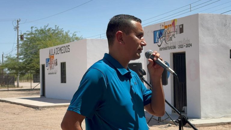 Entrega de Biblioteca Virtual “El Saber de Rocío”