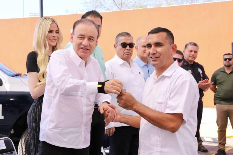 Gobernador entrega patrulla a nuestro Municipio