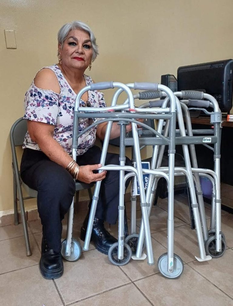 RECIBE DIF DONACIÓN DE SILLAS