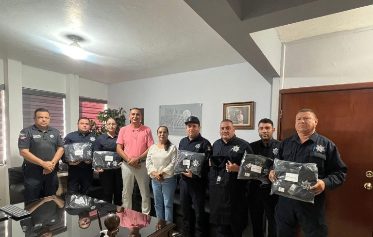 AYUNTAMIENTO ENTREGA UNIFORME A POLICIAS
